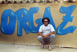 El joven artista Francisco de la Cruz, ante su mural